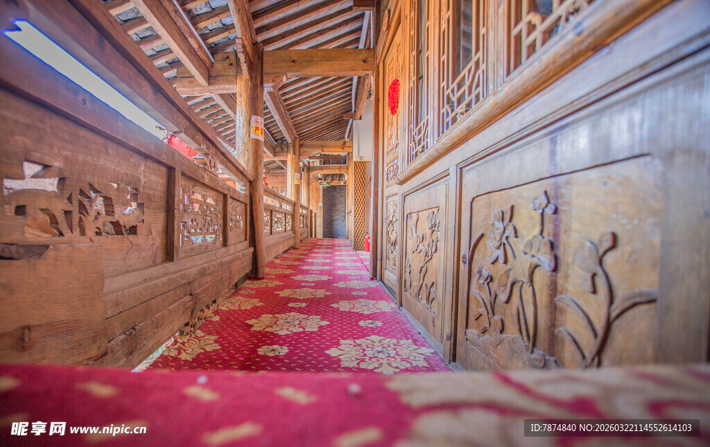 古巷内的多彩地面与壁画