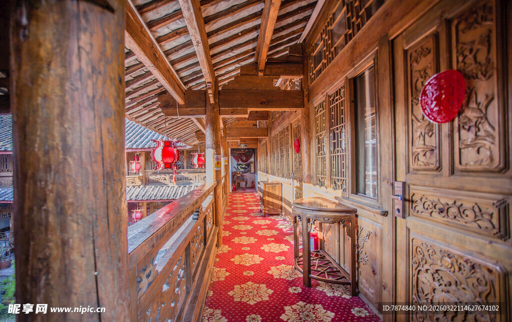 古雅木质走廊 红灯笼点缀