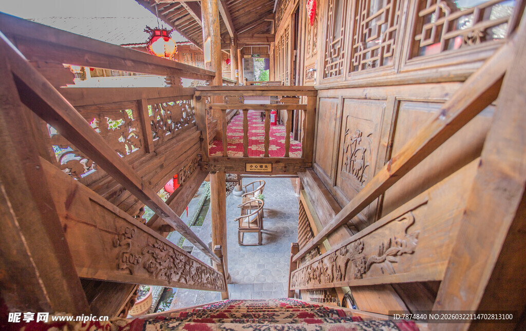 中式雕花木质楼梯细节