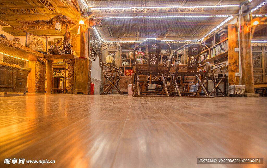 复古风室内宽敞活动空间