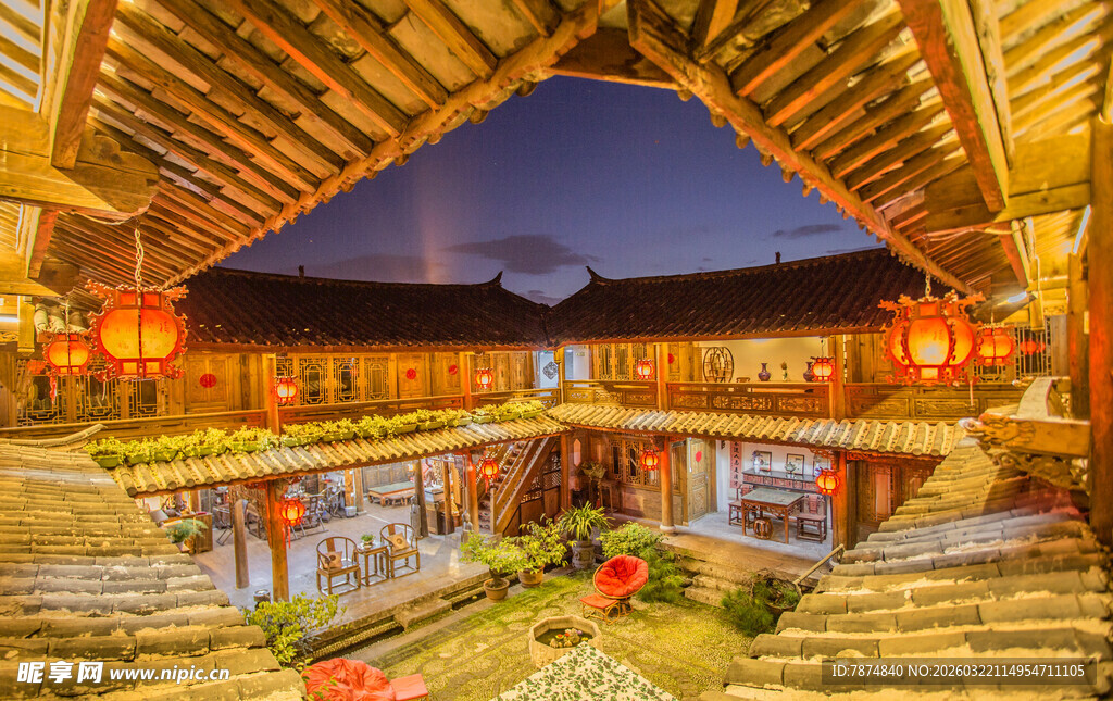 土楼夜景 灯火璀璨映古韵