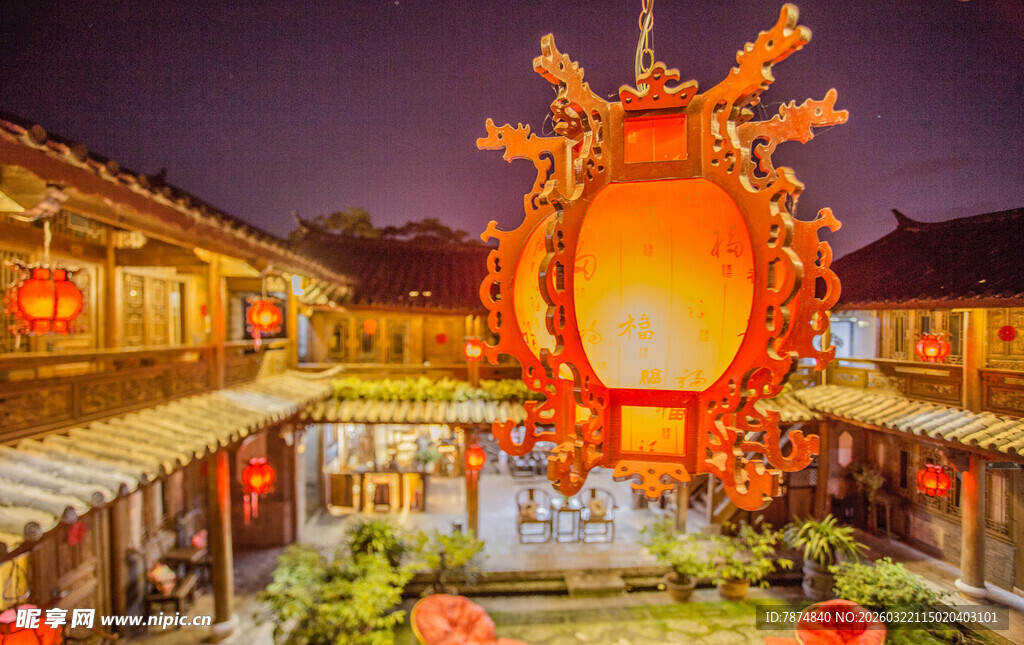 古街夜景挂饰灯笼添氛围