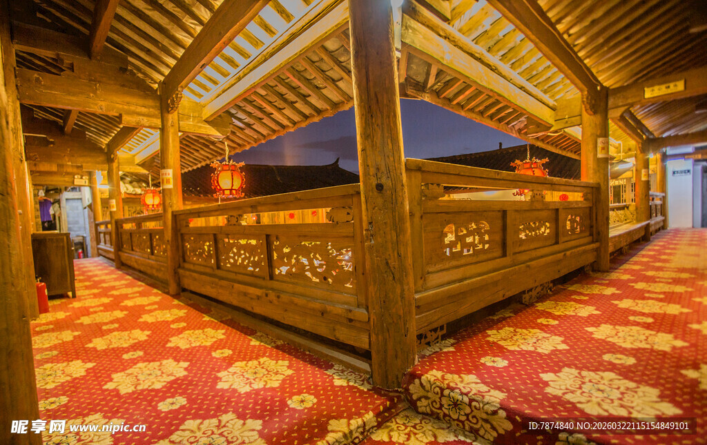 传统风格室内木质装饰空间