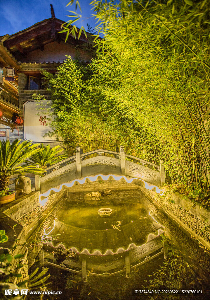 中式庭院中的石桥水景