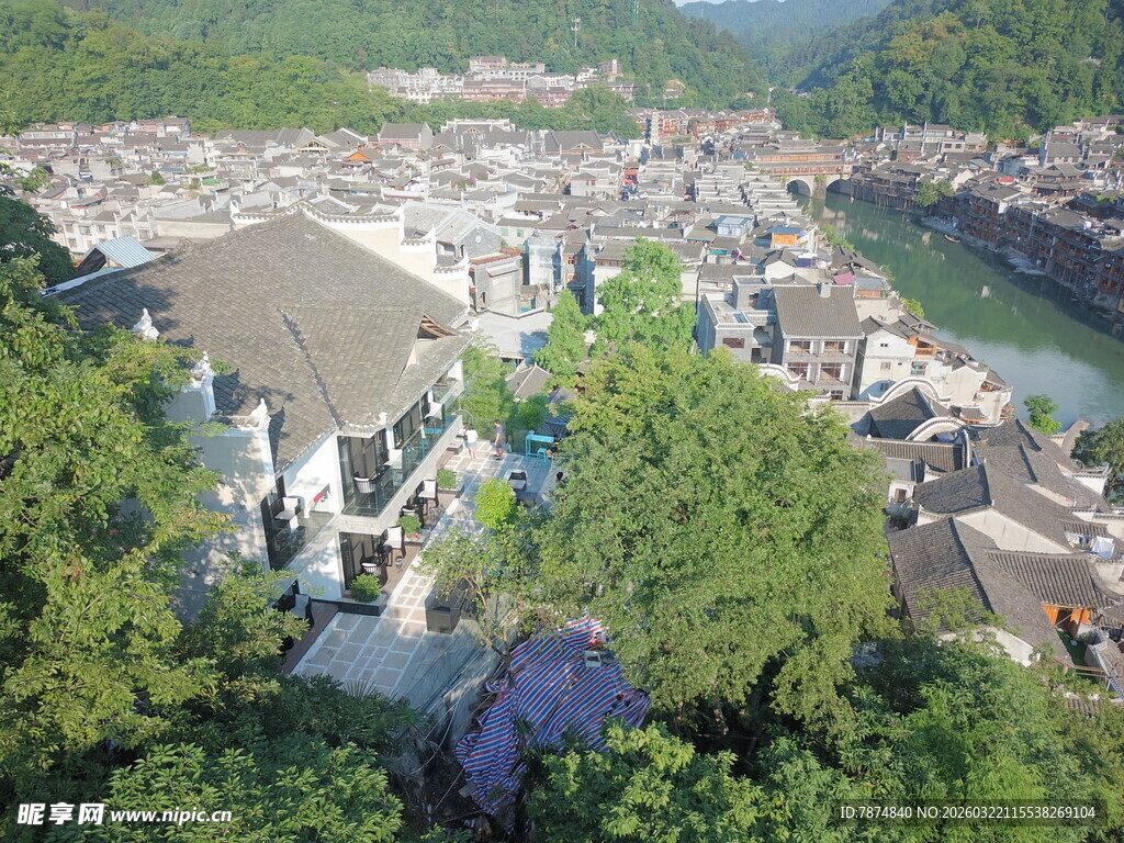 俯瞰山水环绕的古朴村落