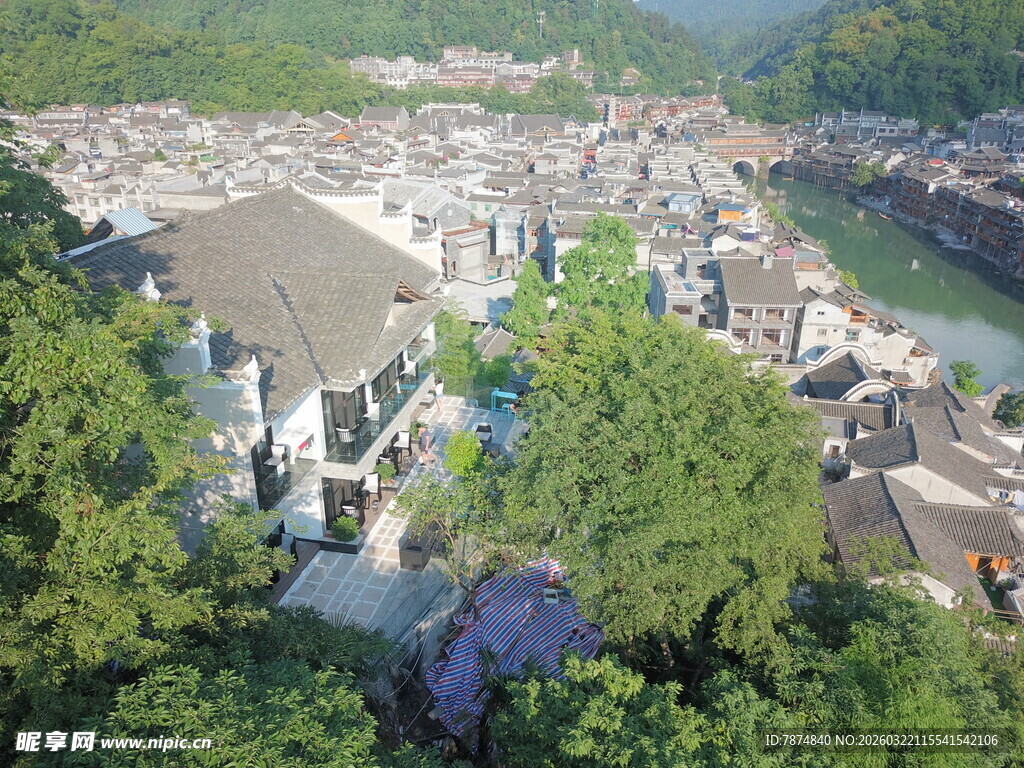 俯瞰山间村落与潺潺溪流