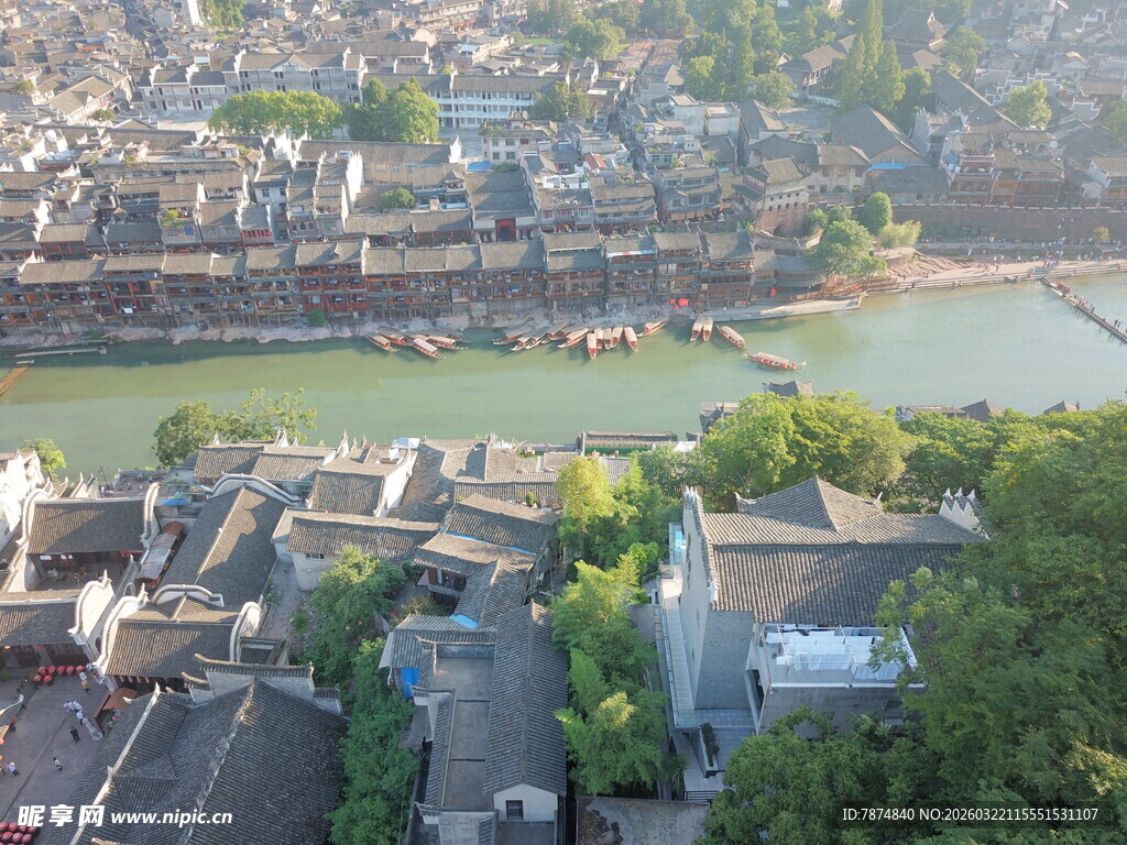 俯瞰古城镇与河流风光