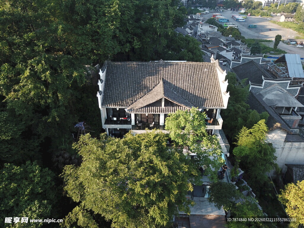 林间中式房屋俯瞰美景
