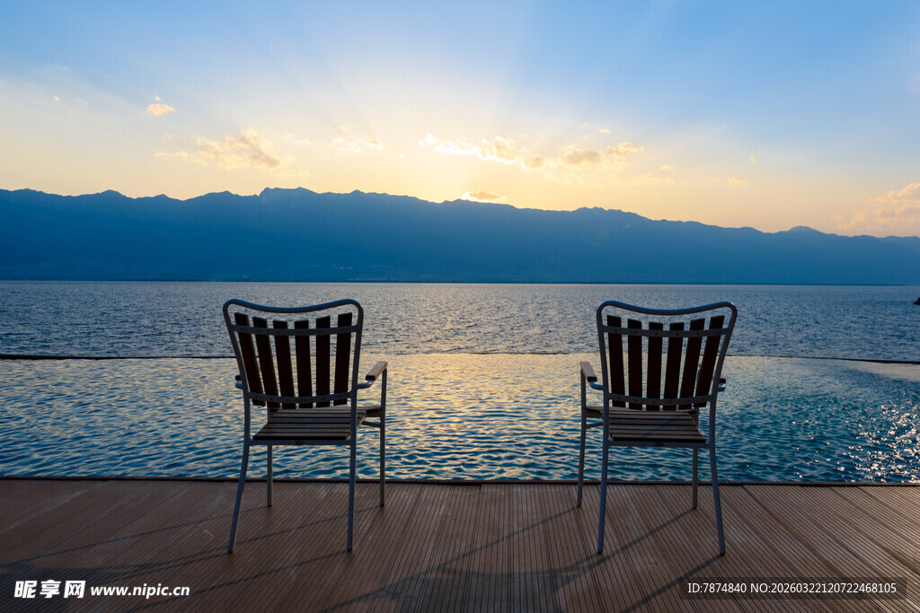 湖畔双椅赏绝美湖山景
