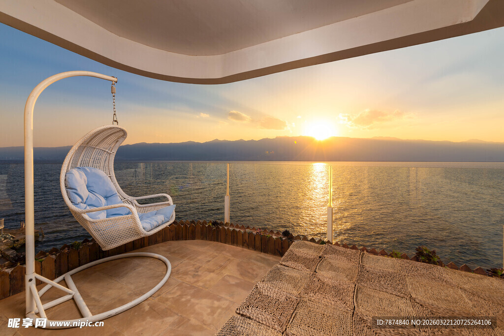 海边露台夕阳下的吊椅
