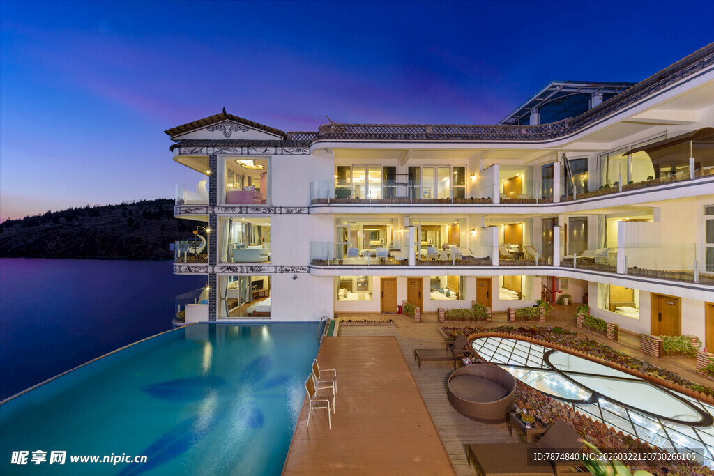 豪华湖畔别墅泳池景观