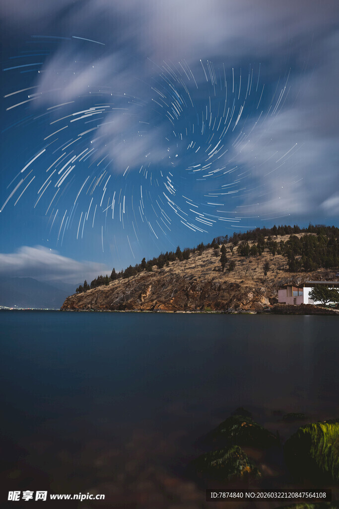 夜空下的湖畔壮丽星轨