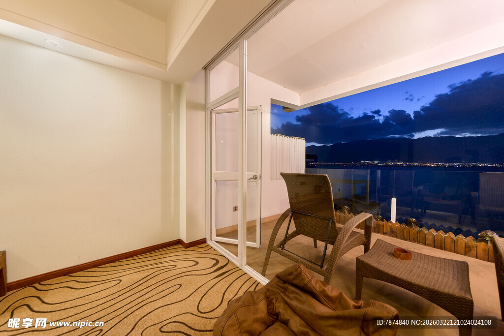 现代风客厅 窗外夜景迷人