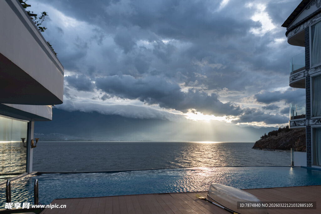 海滨建筑旁的壮丽落日景观