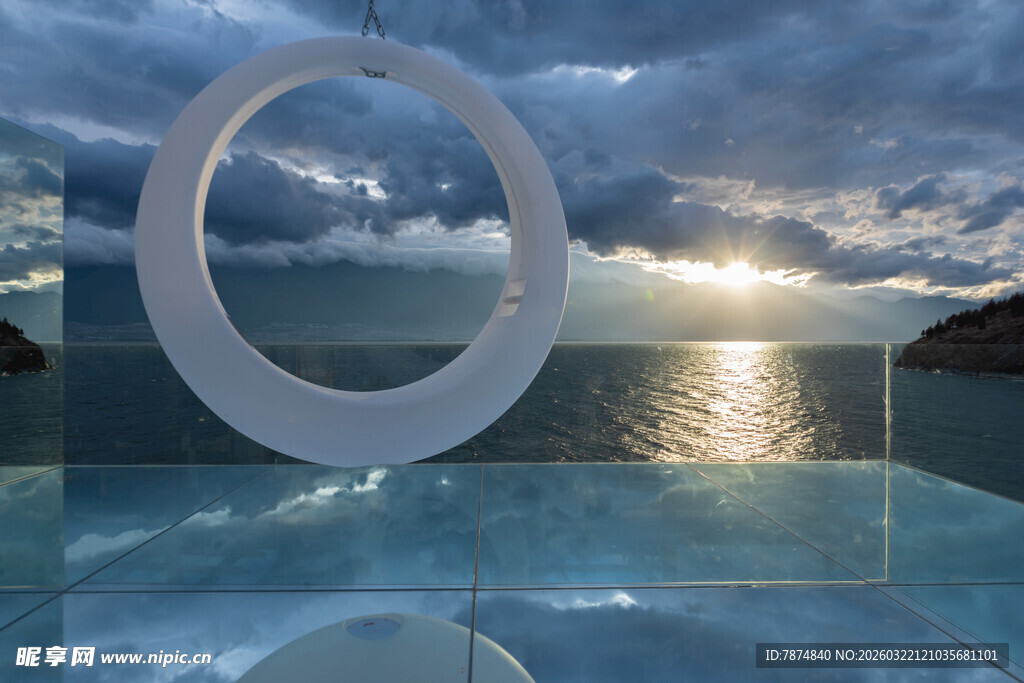 海边玻璃平台上的圆形装置