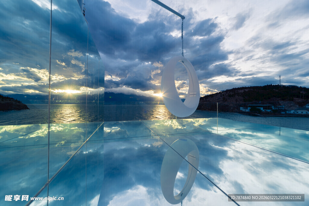 梦幻泳池边的绝美天空景色