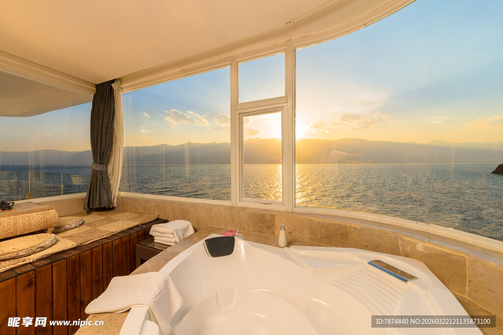 海景浴室享惬意日出时刻
