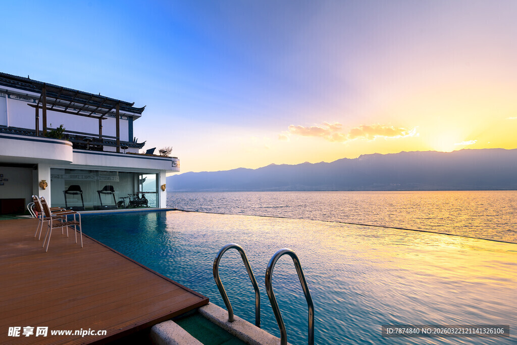 海滨泳池畔的绝美日落