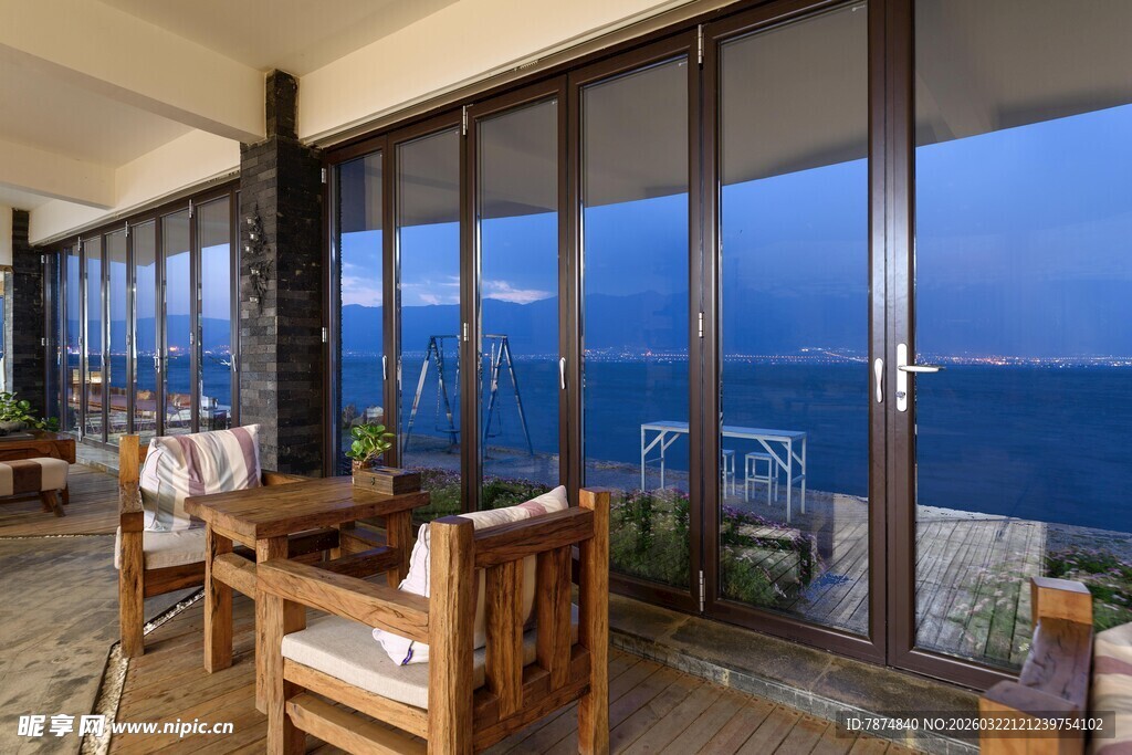 海景餐厅内的惬意用餐环境