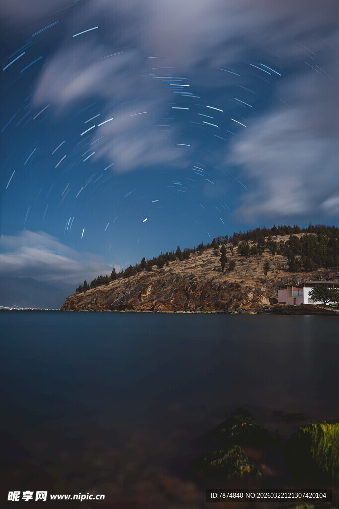 湖畔星空下的宁静景致