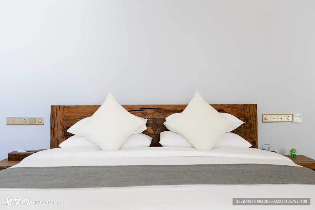 简约卧室中的舒适双人床