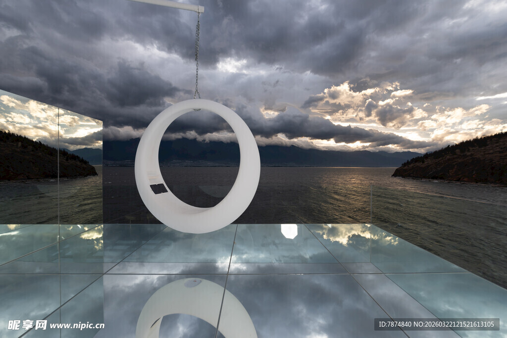 湖畔圆环雕塑与阴沉天色