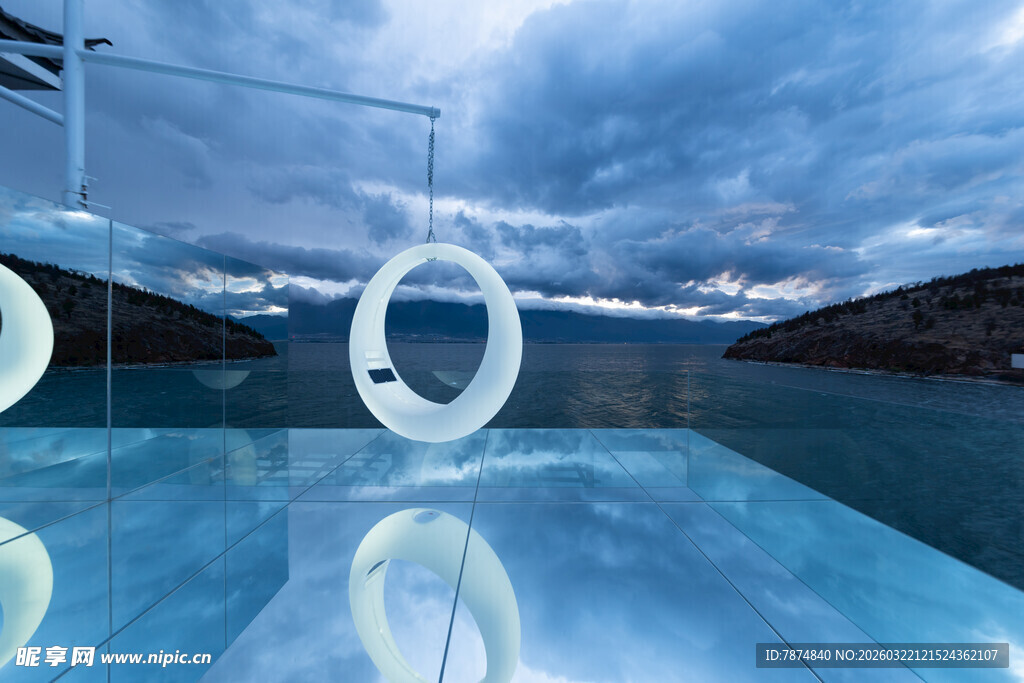 梦幻泳池与环形艺术装置