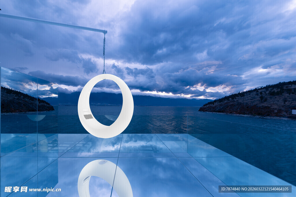 梦幻泳池中的白色圆环装置
