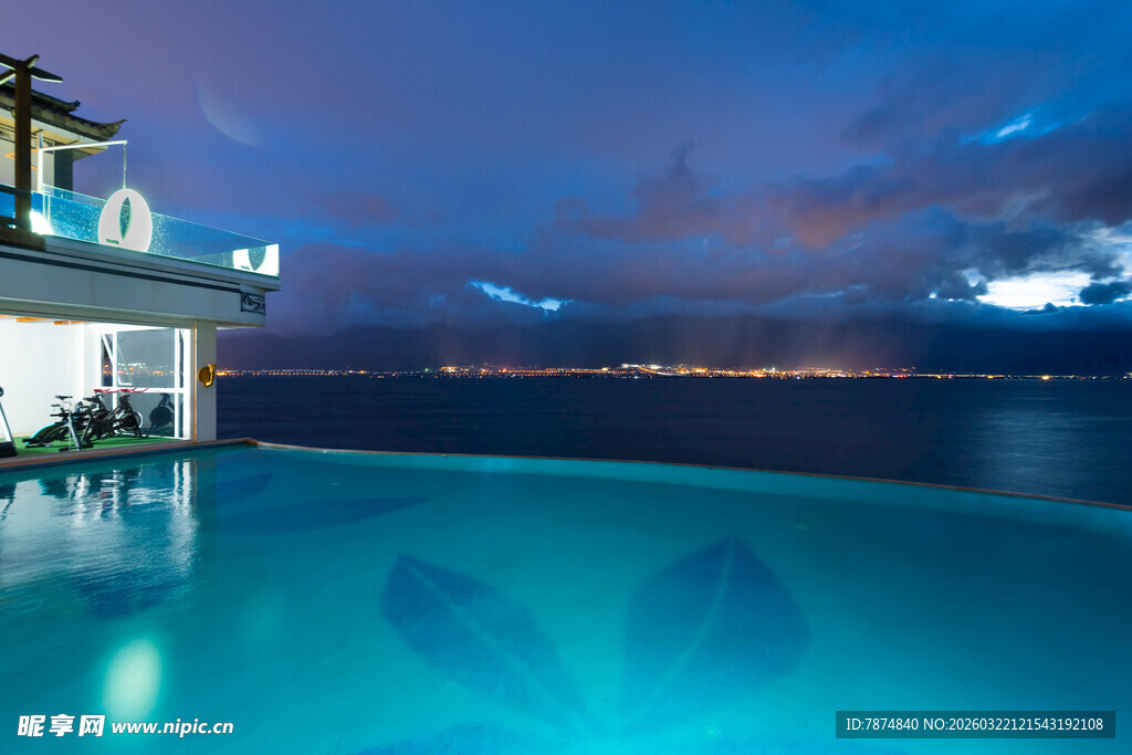海景别墅旁的梦幻泳池