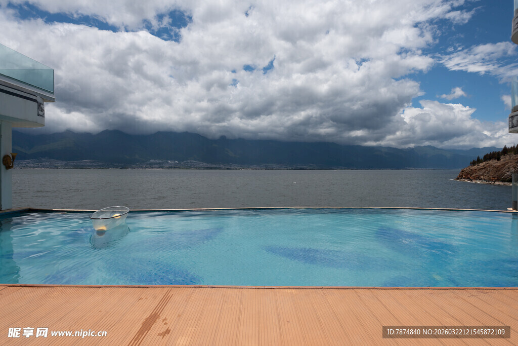 海边泳池畔的惬意景致