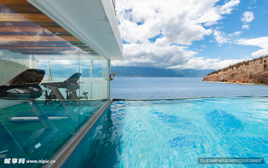 海景别墅中的无边泳池