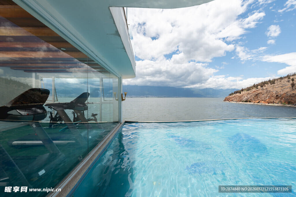 海景无边泳池度假风光