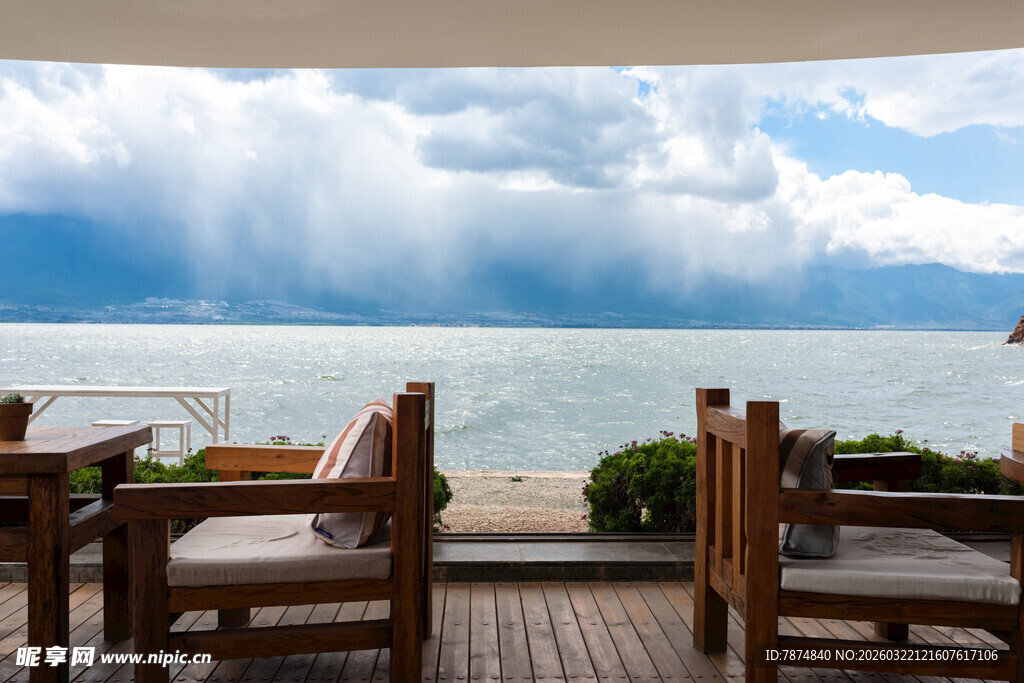 湖畔露台桌椅的惬意景致