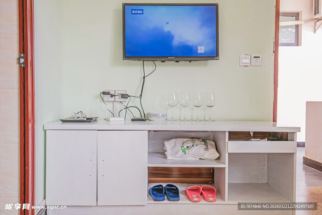 简约客厅电视柜与电视布置