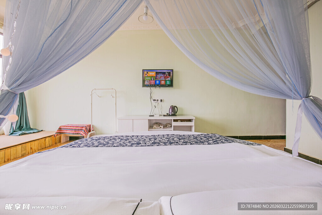 梦幻纱幔装饰的温馨卧室