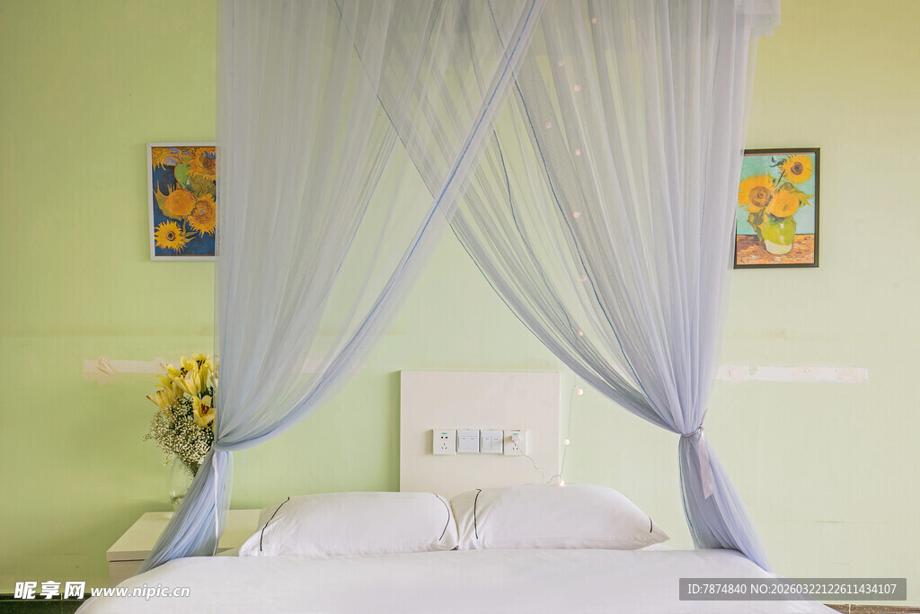 梦幻纱幔装饰的温馨卧室