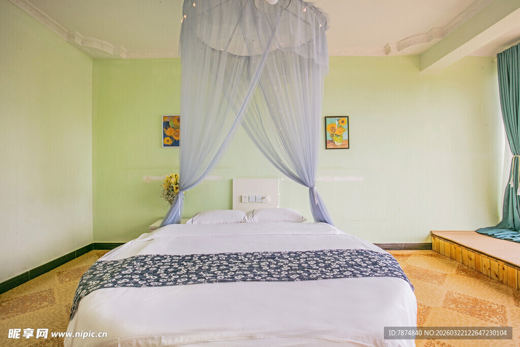 清新卧室带浪漫纱幔床铺