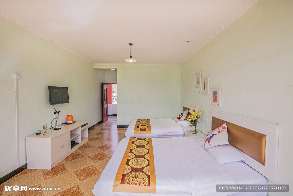 温馨简约双床卧室空间