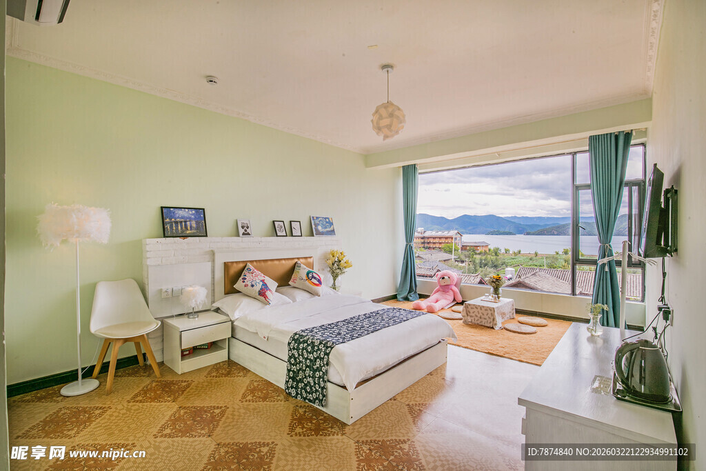 清新明亮的温馨卧室空间