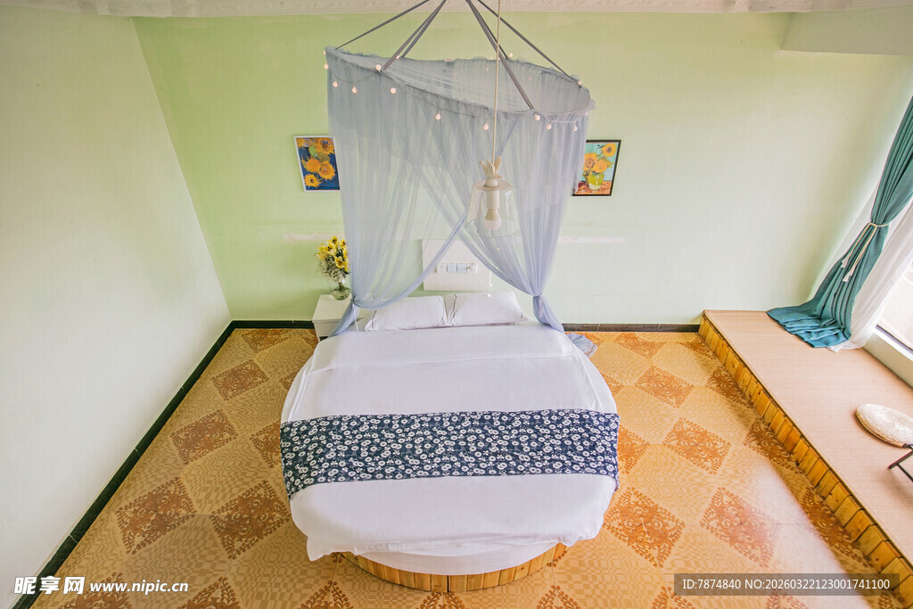 温馨卧室中的蚊帐床铺