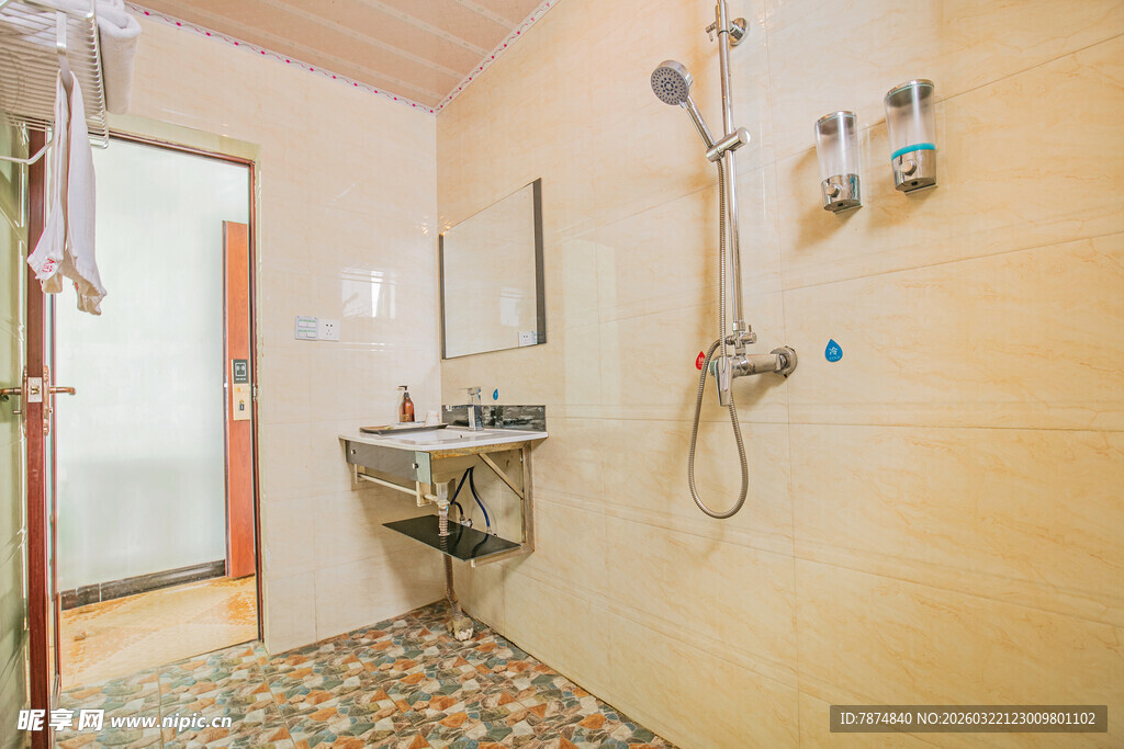 复古风格卫生间内部一角