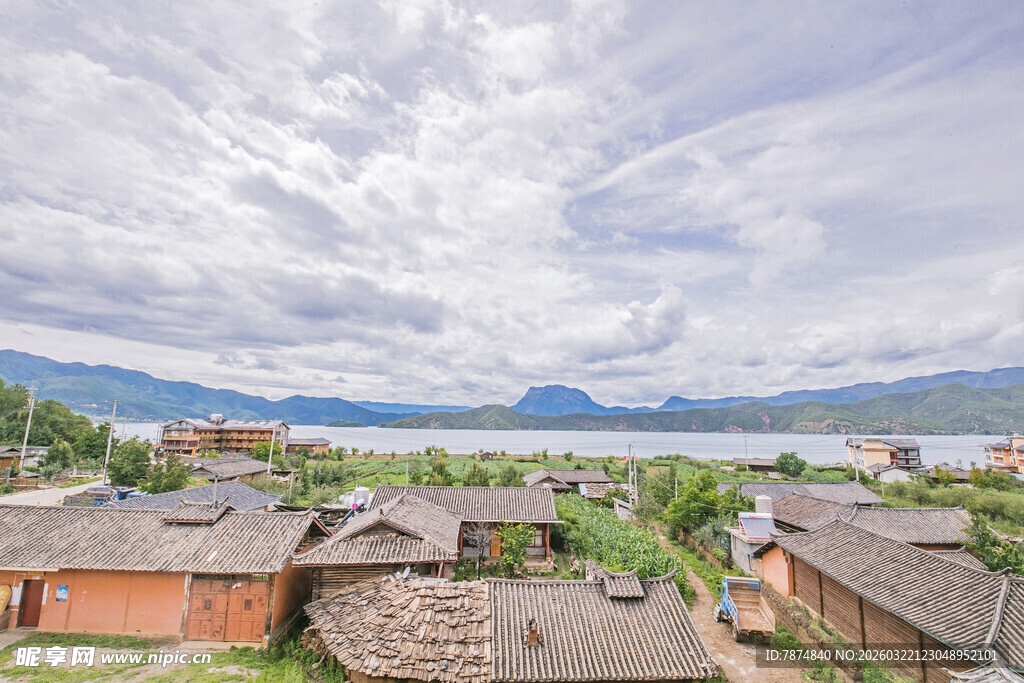 古朴村落与远山云海景观
