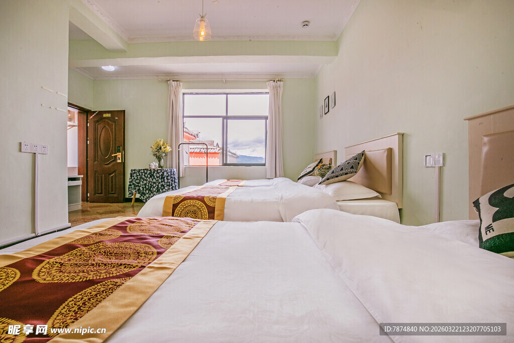 温馨双床客房室内景致