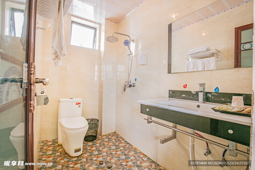 现代风格多彩瓷砖浴室