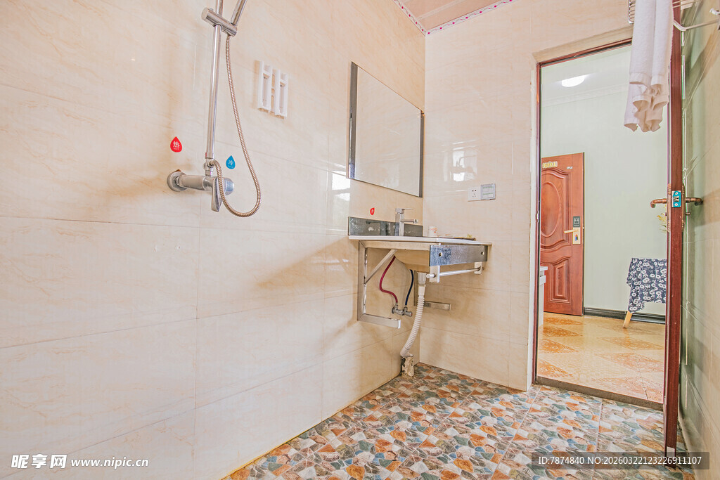 简约卫生间的多彩地面设计