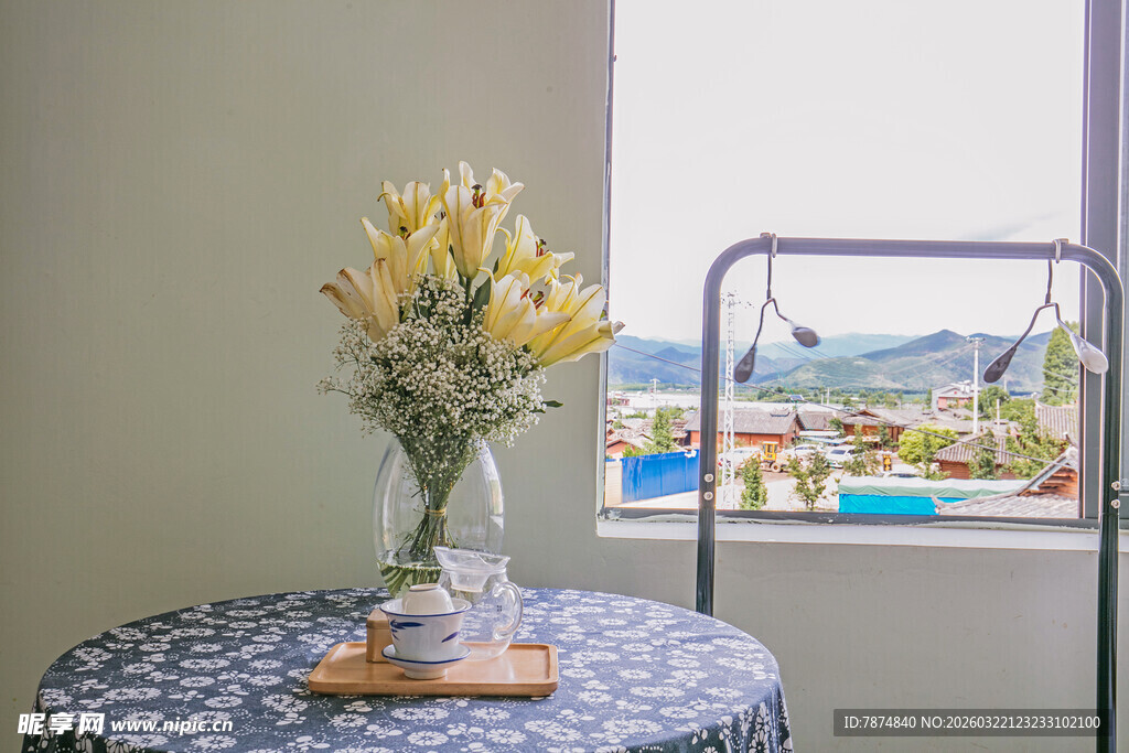 窗边桌花营造温馨室内景