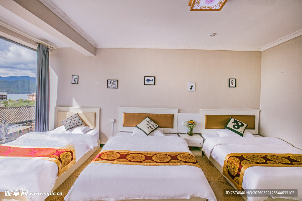 海景房内整洁的三张床铺