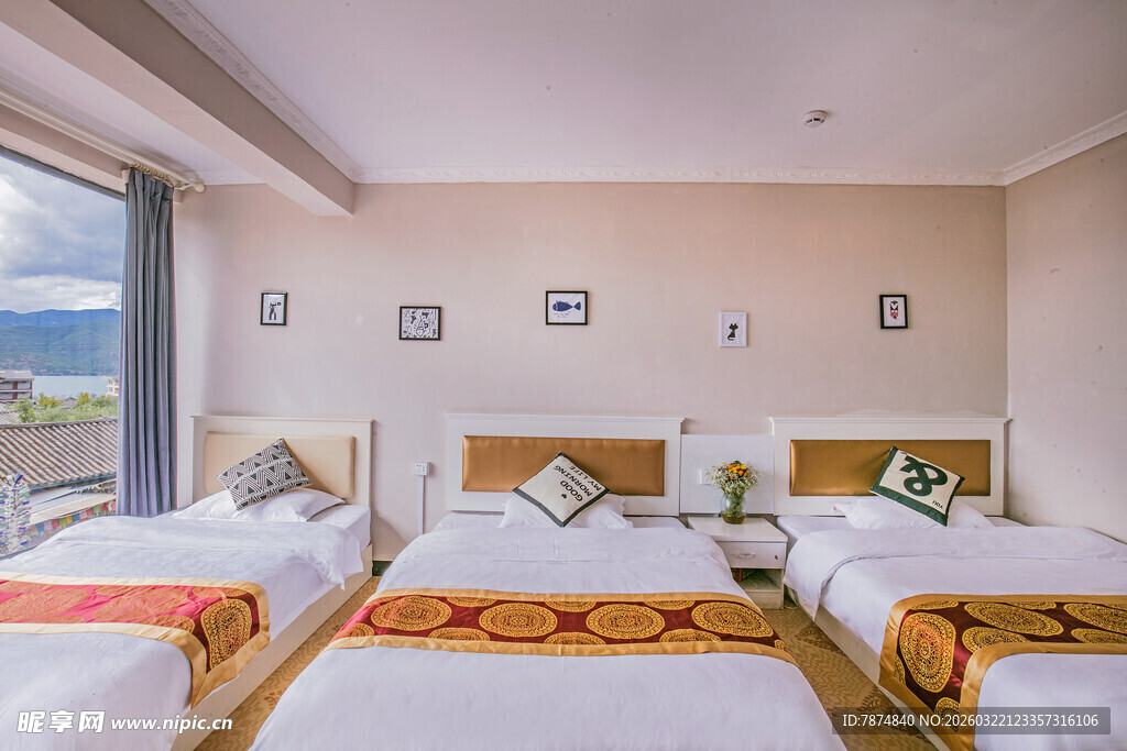 舒适三床客房室内景致