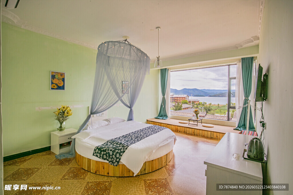 浪漫圆床卧室景观房