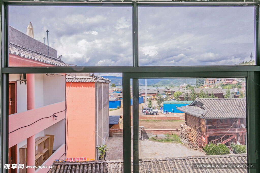 窗外多彩建筑与远山风景